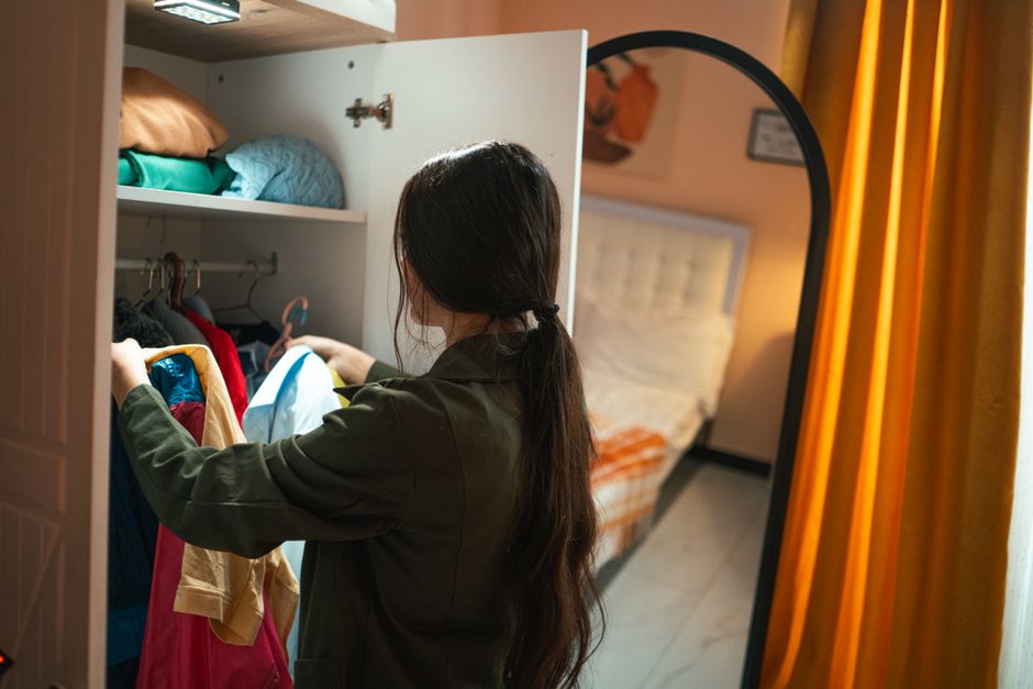 Geste domestique dans un intérieur vécu